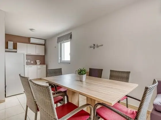 Charming Apartment in Novalja near Zrče Beach - Yerinde Yemek