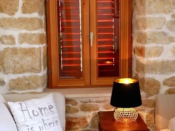 Charming Apartment in Okrug Donji Near Sea