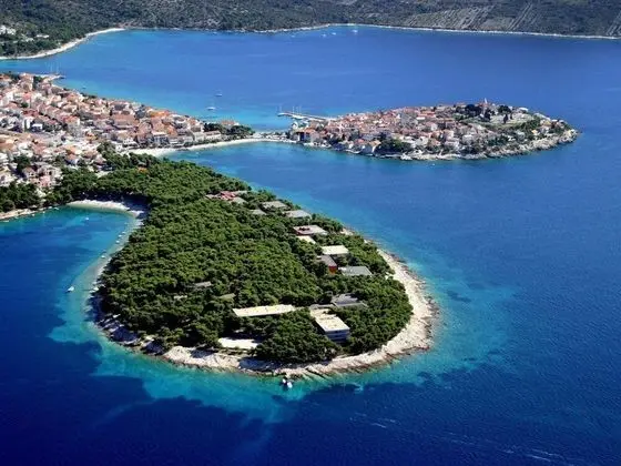 Charming Apartment in Okrug Donji Near Sea
