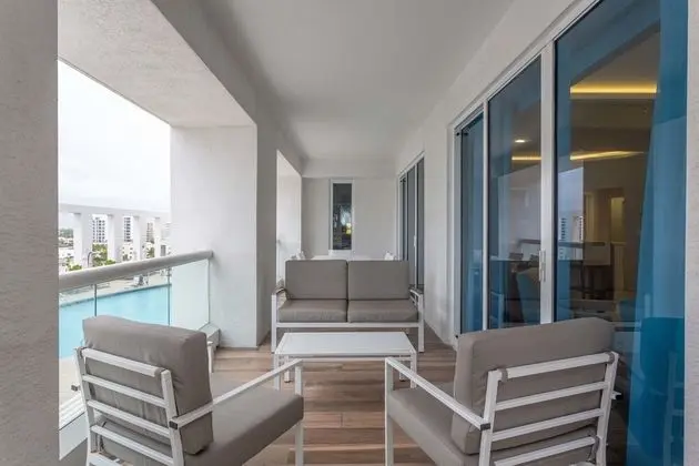 Charming Beachfront Condo With Large Balcony - Oda Manzaraları