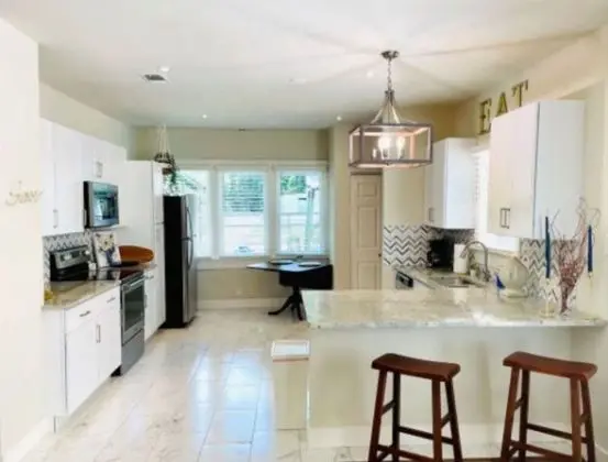 Charming Bungalow Near Historic Downtown - İç Mekan