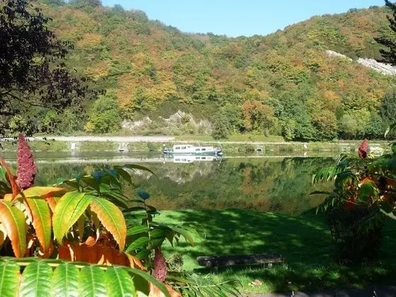 Charming Holiday Home Along the Meuse With Outdoor Swimming Pool - Dış Mekan