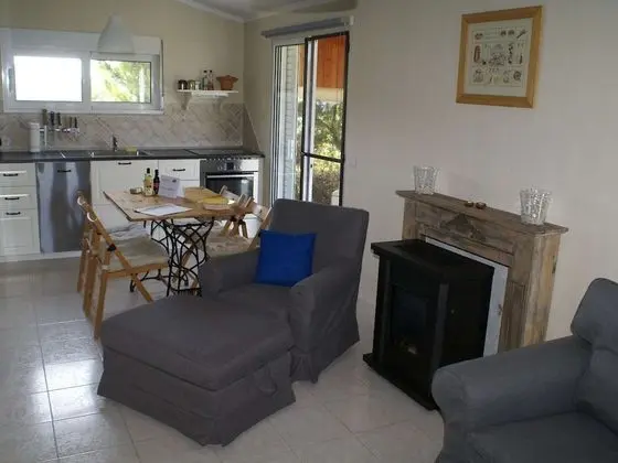 Charming Holiday Home in Kritinia With Garden - Oda Düzeni