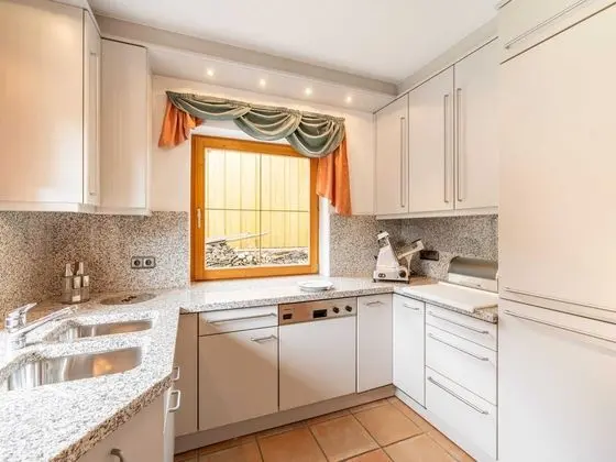 Charming Holiday Home in Maurach am Achensee - Mutfak