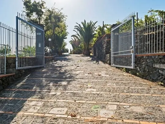 Charming Holiday Home in Piedimonte Etneo With Pool - Lobi