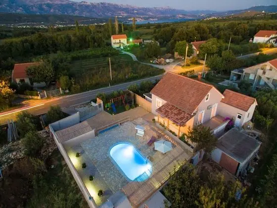 Charming Holiday Home With Private Pool,big Roofed Terrace, Children's Play Area - Dış Mekan