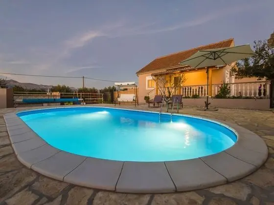 Charming Holiday Home With Private Pool,big Roofed Terrace, Children's Play Area - Havuz