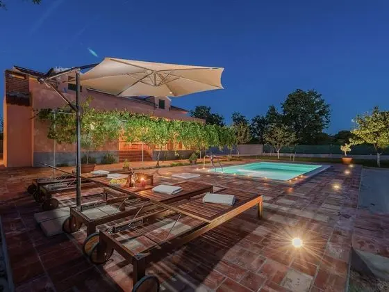 Charming Holiday Home With Private Pool, Covered Terrace, Bbq, Volleyball Court
