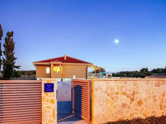 Charming Holiday Home With Private Swimming Pool, Big Garden, Near the Sea - Lobi