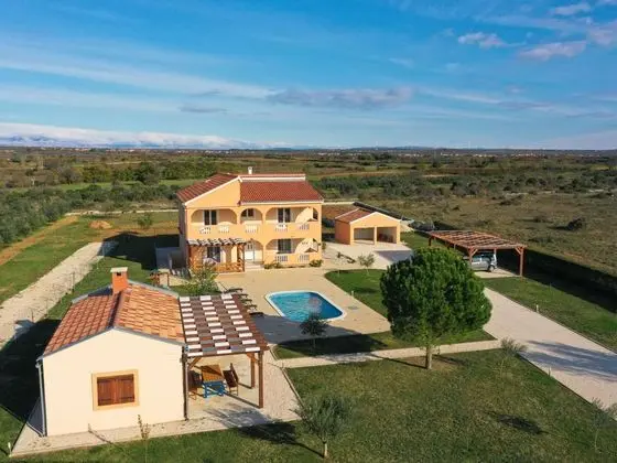 Charming Holiday Home in Prkos With Swimming Pool - Havuz