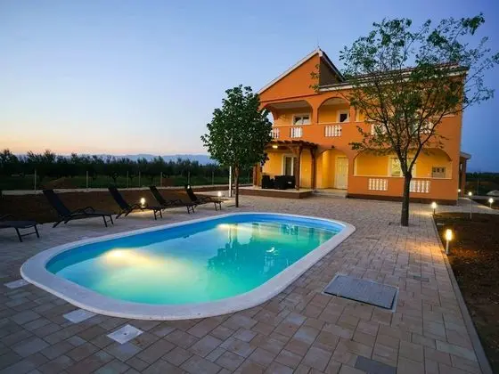 Charming Holiday Home in Prkos With Swimming Pool - Öne Çıkan Resim
