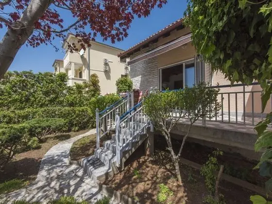Charming Holiday Home in Turanj With Private Fenced Garden - Dış Mekan