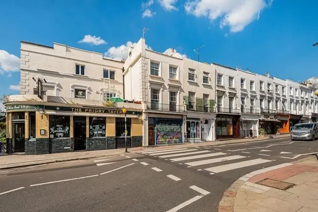 Charming one Bedroom Flat Near Maida Vale by Underthedoormat
