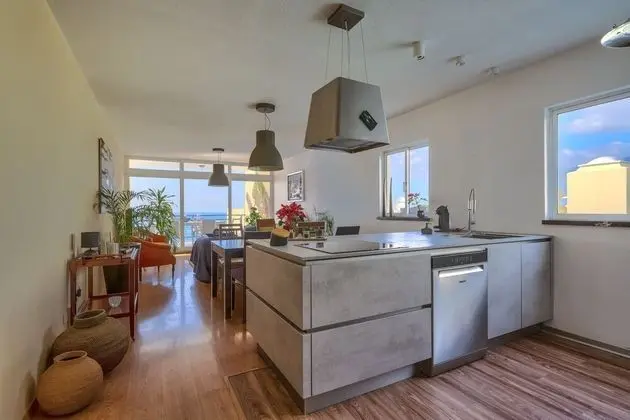 Charming Paint House Apartment in Pestana - Yerinde Yemek
