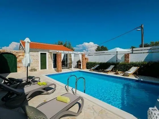Charming Villa With Private Pool and Nice Covered Terrace, 3 Rooms and Bathrooms