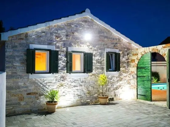 Charming Villa With Private Pool and Nice Covered Terrace, 3 Rooms and Bathrooms - Dış Mekan