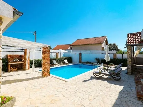 Charming Villa With Private Pool and Nice Covered Terrace, 3 Rooms and Bathrooms - Havuz