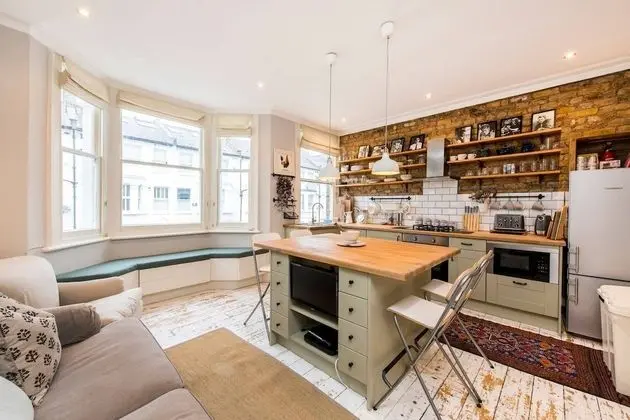 Charming, Recently Renovated 2-bed in Fulham