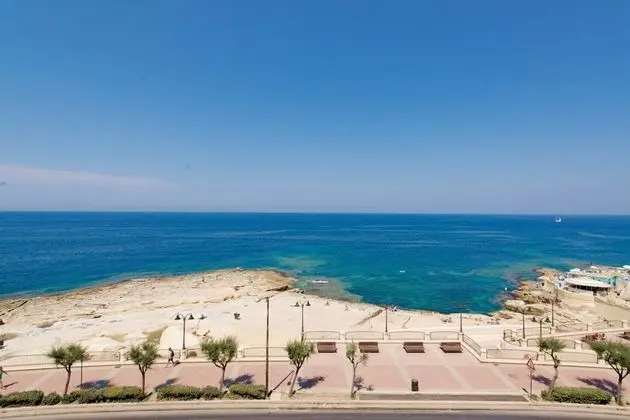 Charming Seafront Apartment, Perfect for Families