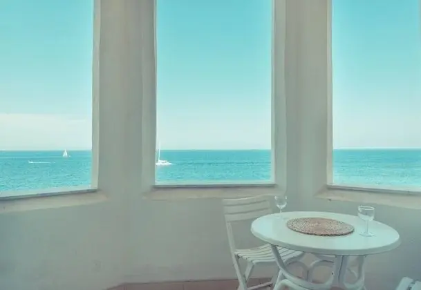 Charming Seafront Apartment, Perfect for Families - Öne Çıkan Resim