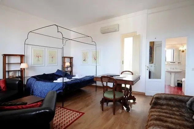 Charming Studio Apartment in Front of the Arno River