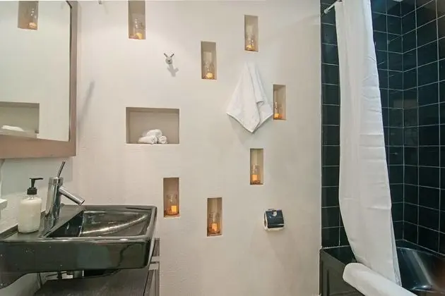 Charming Studio in Little Italy w/ Patio by Domio - Banyo Tipleri