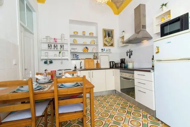 Charming Townhouse With Aircon Only 500m From the Marina and the Typical Market - İç Mekan