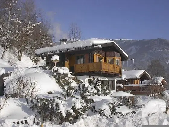 Charming Wooden Chalet With Balcony in Piesendorf/salzburger Land - Dış Mekan