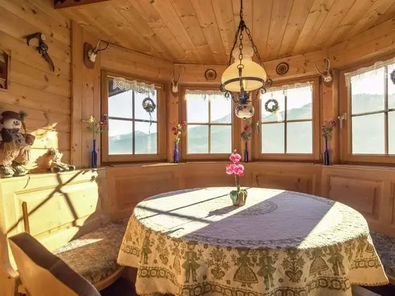 Charming Wooden Chalet With Balcony in Piesendorf/salzburger Land - Yerinde Yemek