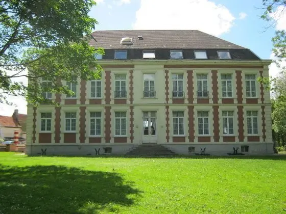 Chateau De Moulin Le Comte (B&B)