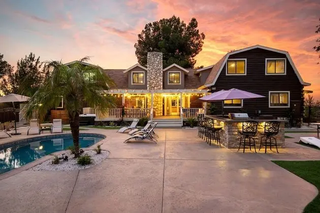 Chateau Syrah by Avantstay Picturesque Estate w/ Pool, Hot Tub, Pool Table & Table Tennis