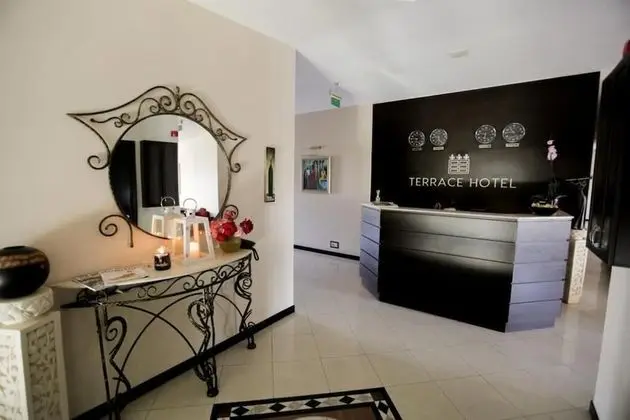 Check-in TERRACE Hotel - Lobi