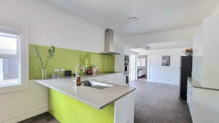 Cheerful 5 - Bedroom Home - Free Parking - Mutfak