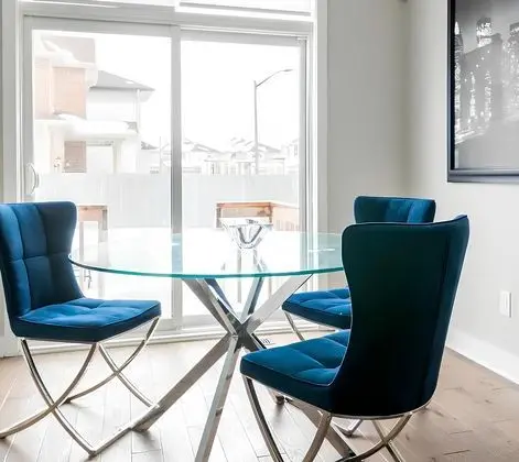 Cheerful and Modern - Lobi