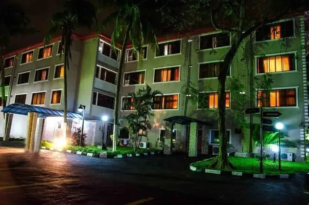 Chesterfield Hotel & Suites