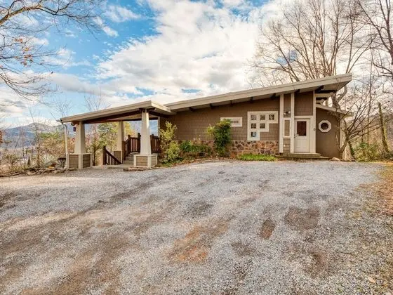 Chestnut by Avantstay Mountain Cabin w/ Treetop Views, Hot Tub & Game Room!