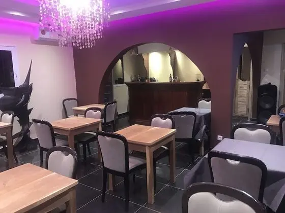 Chez Daniel mbene - İç Mekan