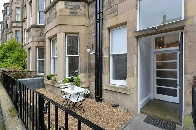 Chic 2 Bedroom Apartment near Old Town