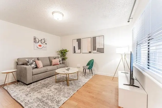 Chic 2BR Near Triangle With King Beds Fast Wifi
