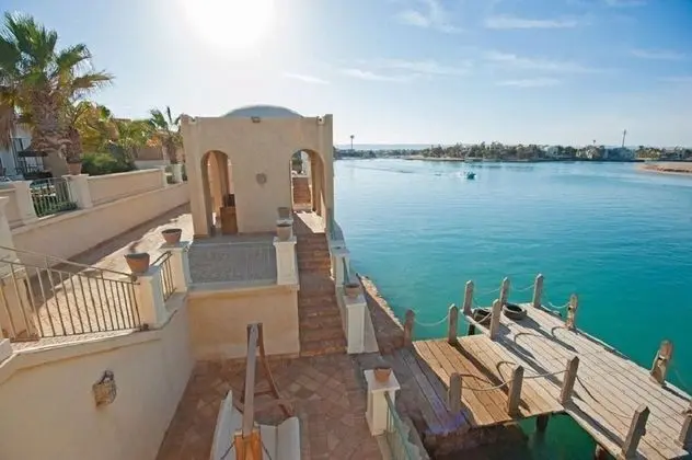 Chic 4-Bedroom White Villa for Rent in El Gouna Egypt - Dış Mekan