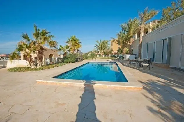Chic 4-Bedroom White Villa for Rent in El Gouna Egypt - Havuz
