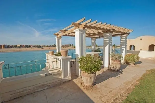 Chic 4-Bedroom White Villa for Rent in El Gouna Egypt - Plaj