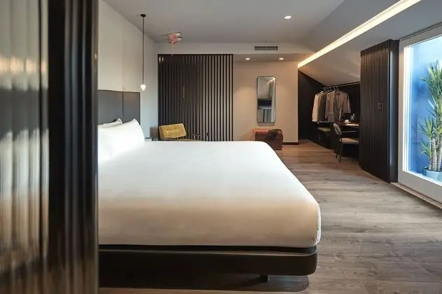 Chic & Basic Gravity