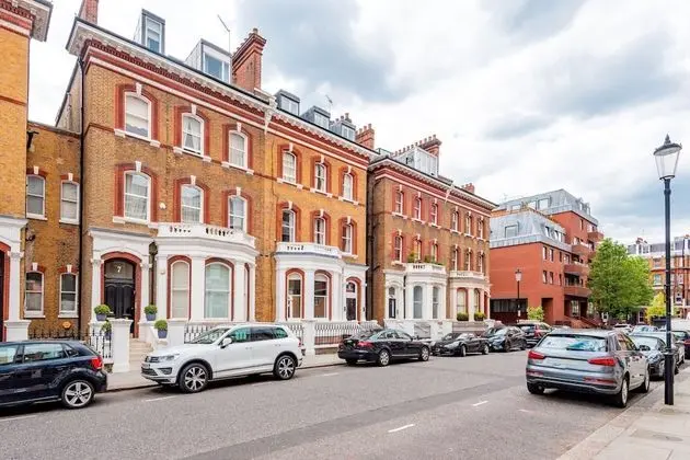Chic Chelsea Home near South Kensington by UnderTheDoormat