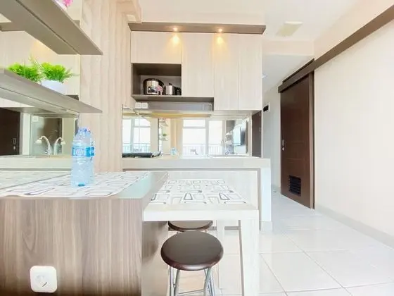 Chic And Cozy 2Br At Mekarwangi Square Cibaduyut Apartment - Mutfak