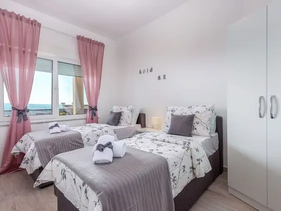 Chic Villa in Dramalj at Sea - Oda