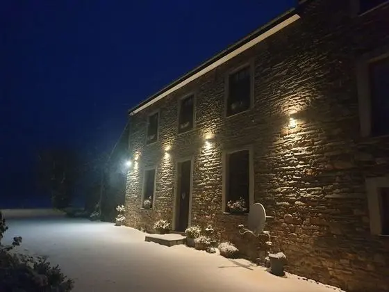 Chic Holiday Home in Vaux-sur-sre With Garden - Dış Mekan