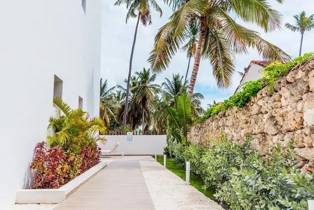 Chic-modern Decor w Picuzzi Steps to the Beach