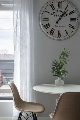 Chic Parisian Studio w/Amazing Rooftop 10Min Dtwn - İç Mekan