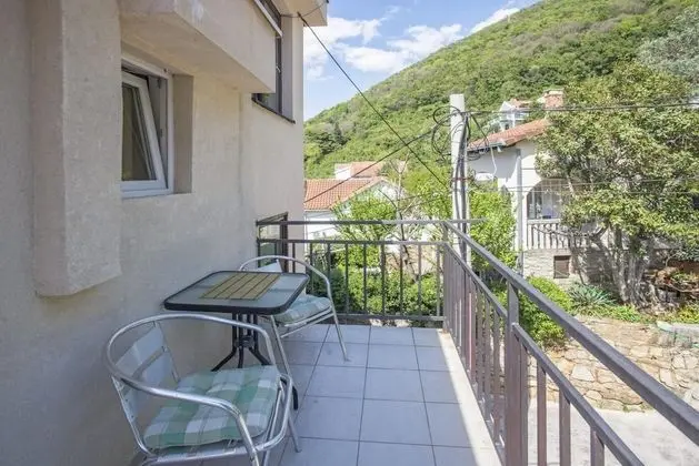Chic Studio Flat With Balcony Near Beach in Tivat